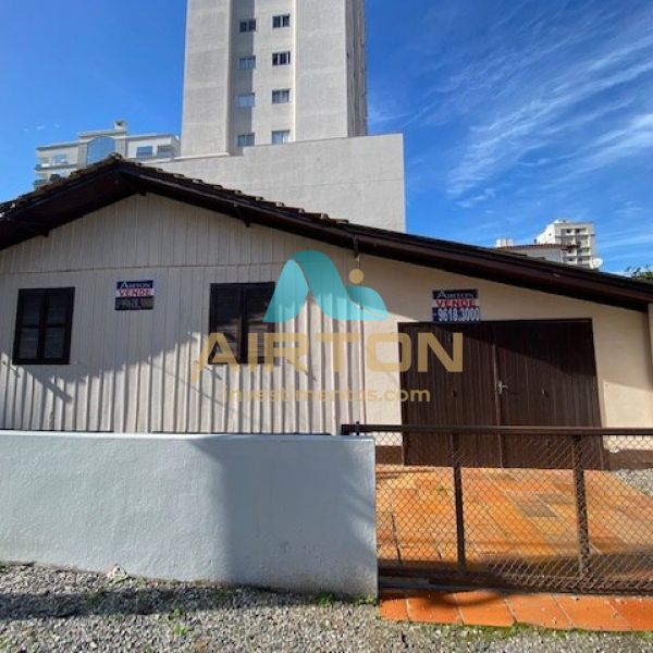 Casa/Terreno com 240m, 3 dor, 2 vagas de garagem.