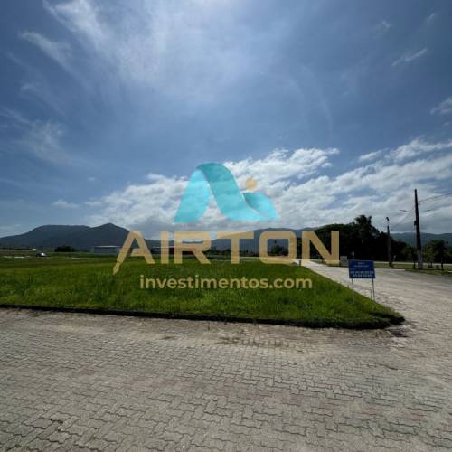 LT004 TERRENO CONDOMINIO COM 3 FRENTES, TEM 646M 