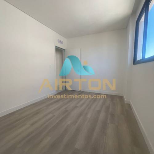 COBERTURA A VENDA COM 3 SUITES, 300 MTS DO MAR EM 