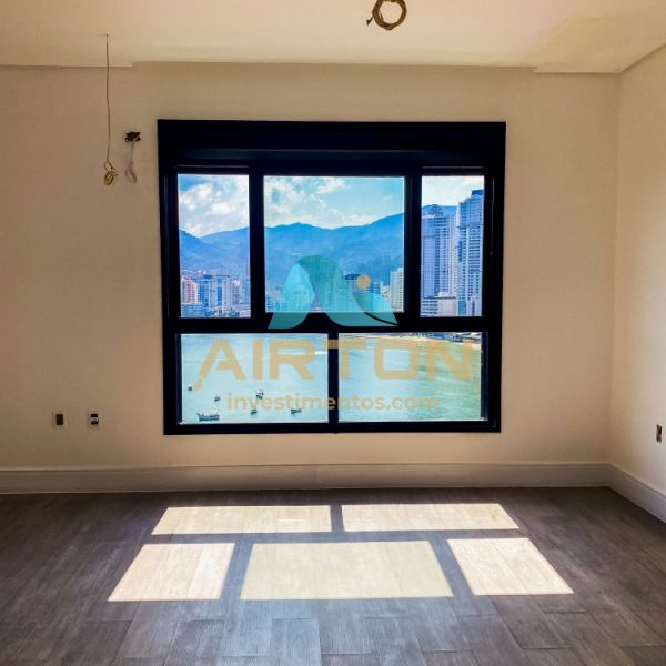 CC4001 CASA PARA VENDA COM 4 SUITES, PISCINA E VIS