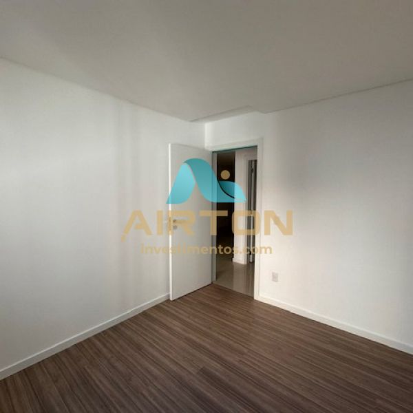 V3216 IMVEL PARA VENDA COM 3 DOR, 600 MTS DO MAR 