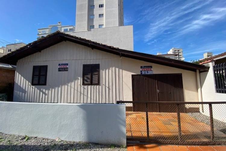 Casa/Terreno com 240m�, 3 dor, 2 vagas de garagem.
