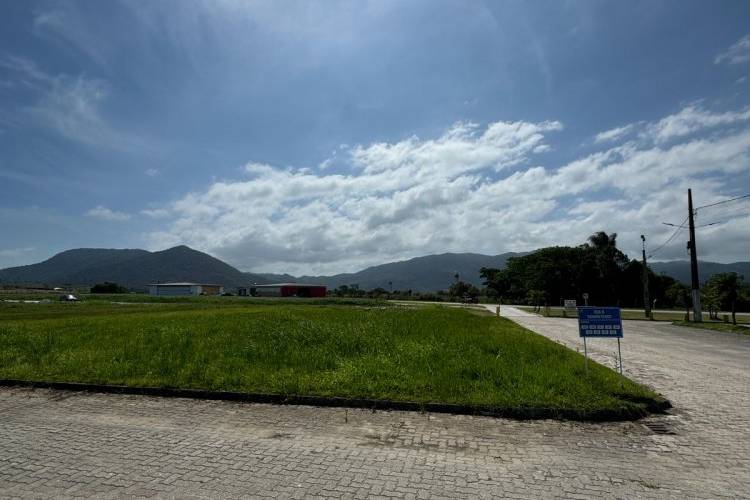 LT004 TERRENO CONDOMINIO COM 3 FRENTES, TEM 646M� 