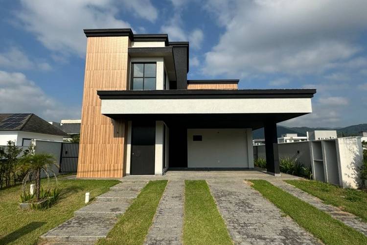 CC4002 IM�VEL SEMI-MOBILIADO COM 4 SUITES EM SANTA